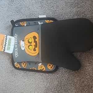 Peanuts Trick or Treat Oven Mitt and Pot Holder - Black and Orange